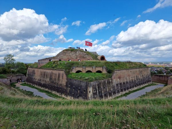 Historisches Fort und geheimnisvolle Höhlen