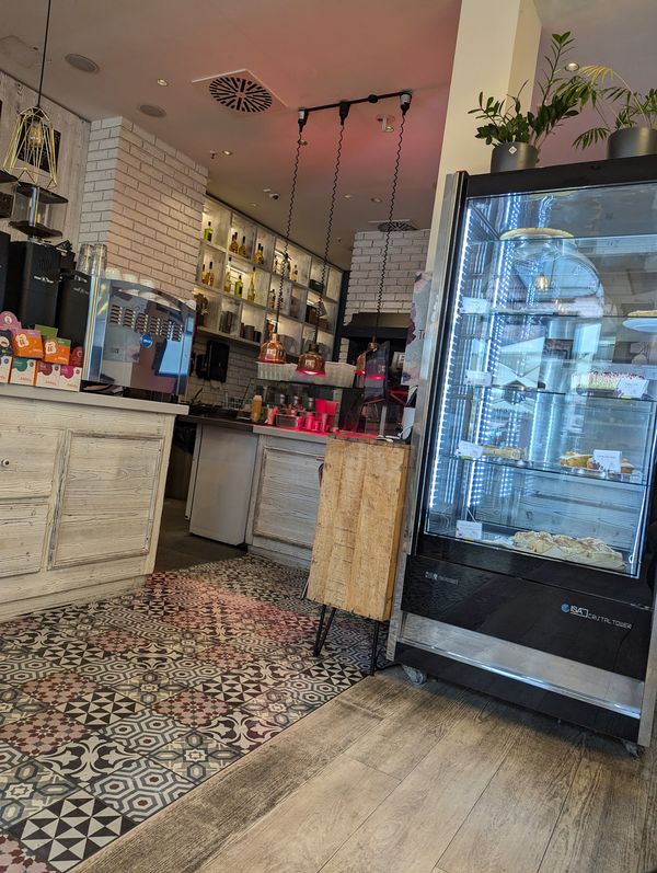 Genieße Kaffee mit Blick auf den Marktplatz