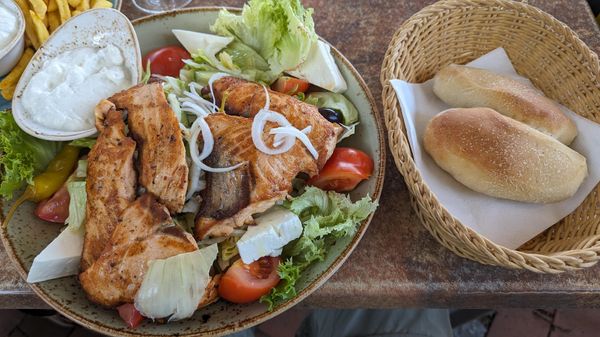Griechische Küche am Meer genießen