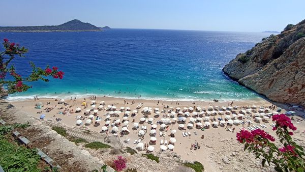 Türkises Paradies zwischen Felsen