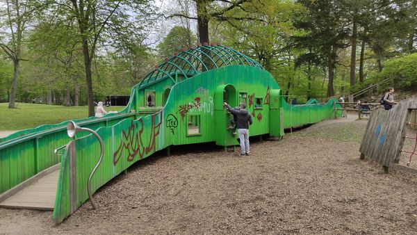 Wasserspaß und Spiel im Wald