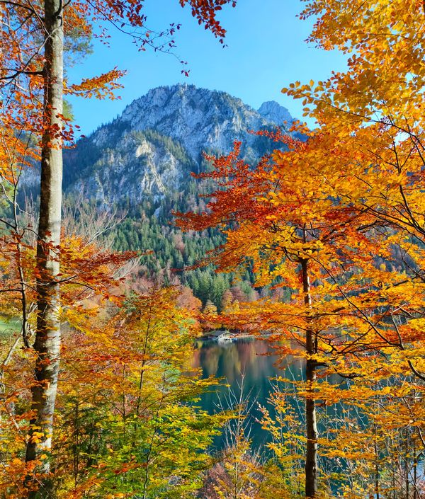 Kristallklares Wasser umgeben von majestätischen Bergen