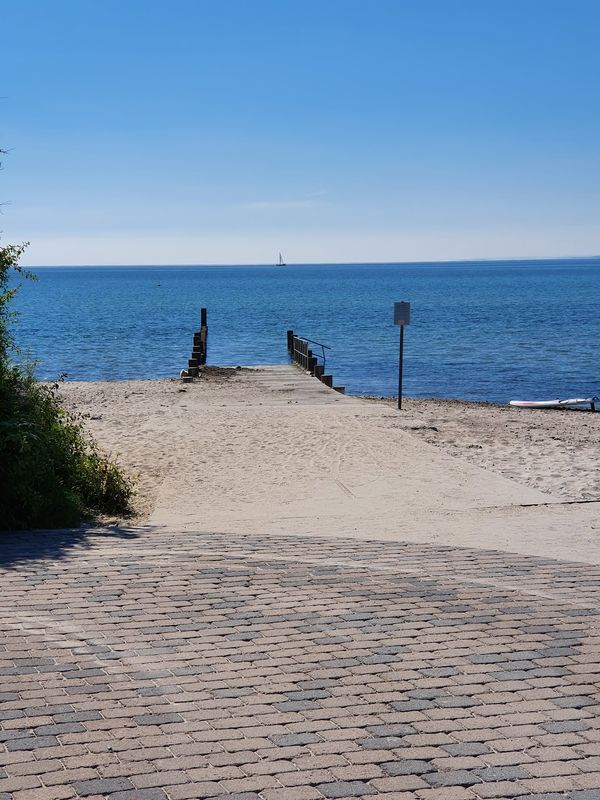 Genieße den feinen Sand und das glitzernde Wasser