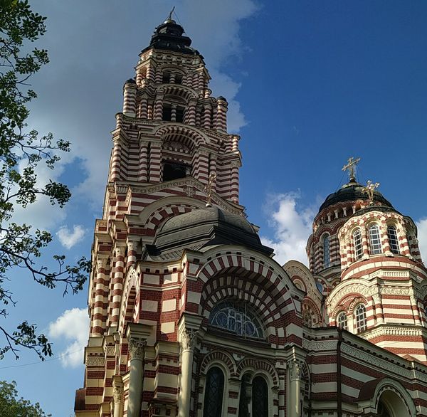 Farbenpracht in religiöser Architektur