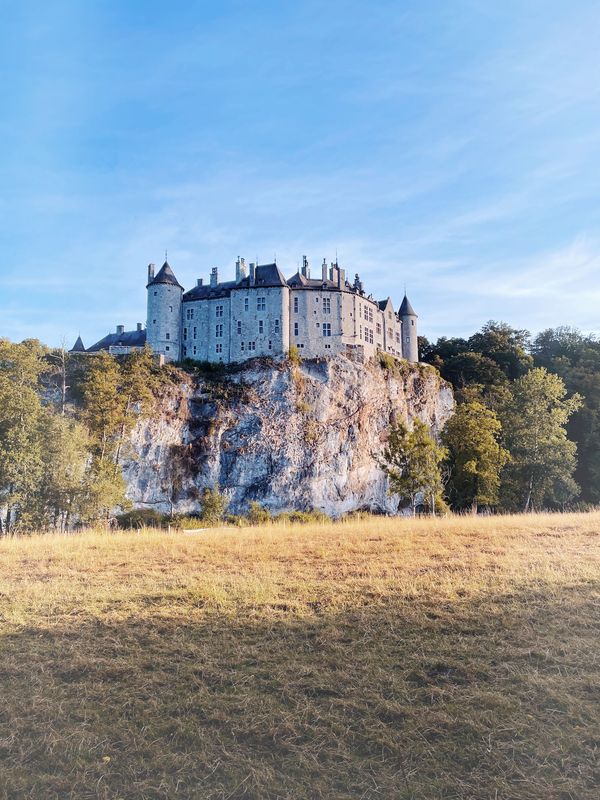 Majestätisches Schloss mit atemberaubender Aussicht