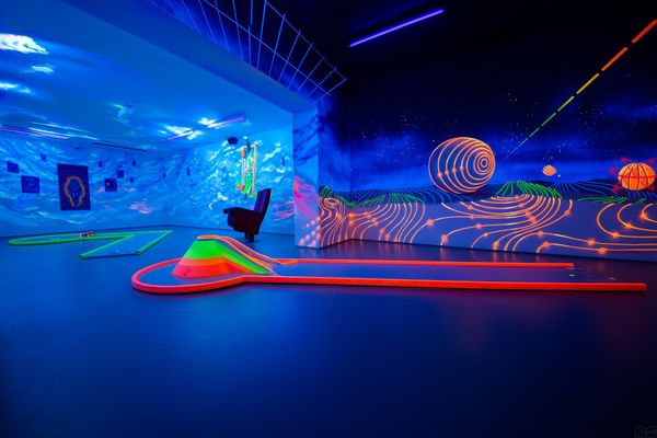 3D Minigolf im Neonlicht