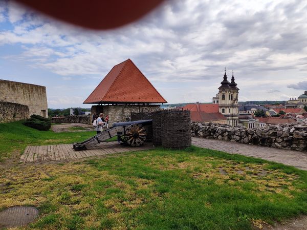 Morgenmagie über historischen Mauern