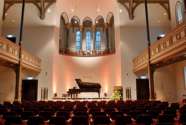 Erlebe kulturelle Vielfalt in historischer Kirche