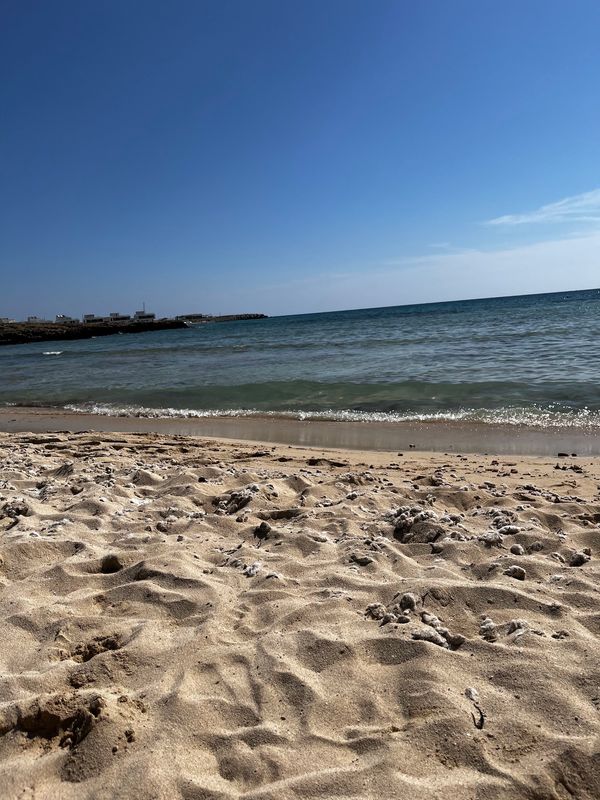 Idyllischer Strand mit alter Kapelle