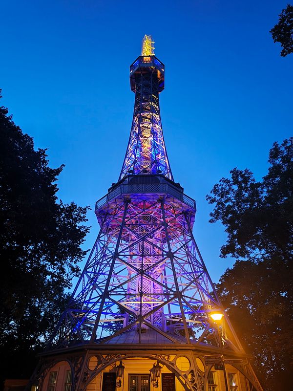 Erklimmt den Petřin Turm für eine atemberaubende Aussicht