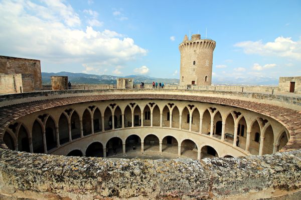 Genieße die Aussicht von der Burg