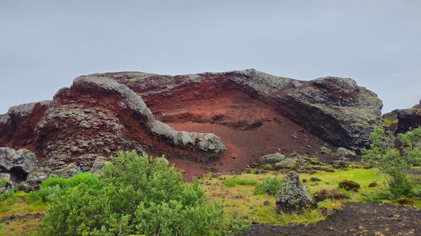 Roter Krater in mystischer Umgebung