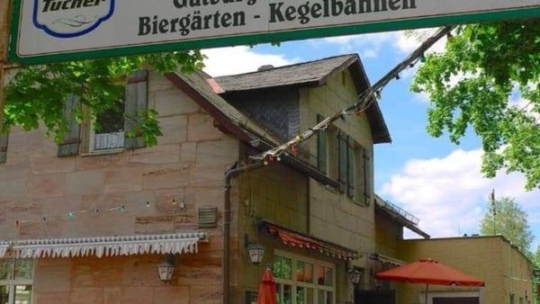 Genuss unter Bäumen im idyllischen Biergarten