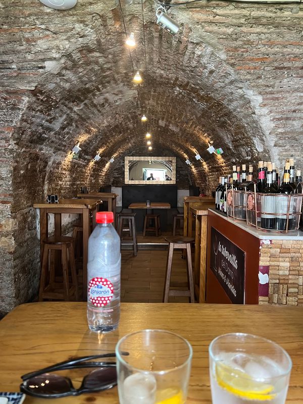 Tapas am Flussufer genießen