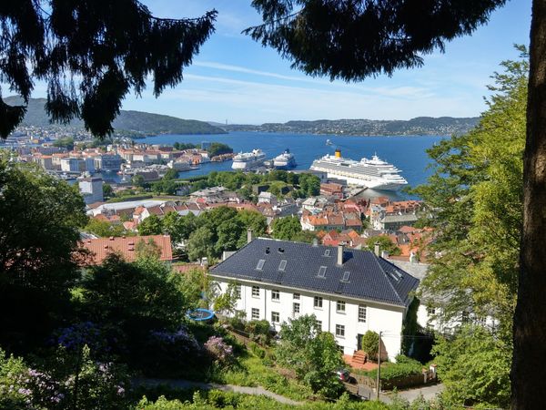 Perfekte Stadtansichten auf Wanderweg