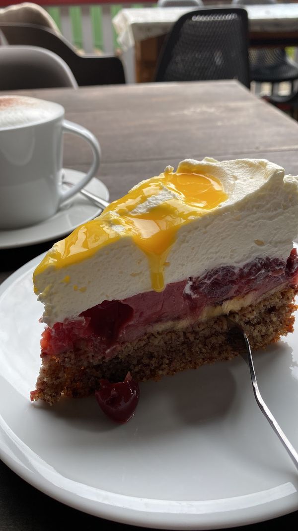 Kaffee & Kuchen mit Antikflair