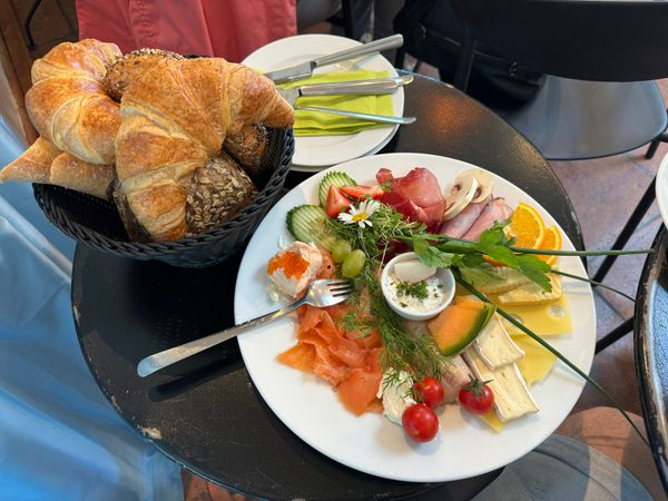 Kaffee und Kuchen umgeben von Blumen
