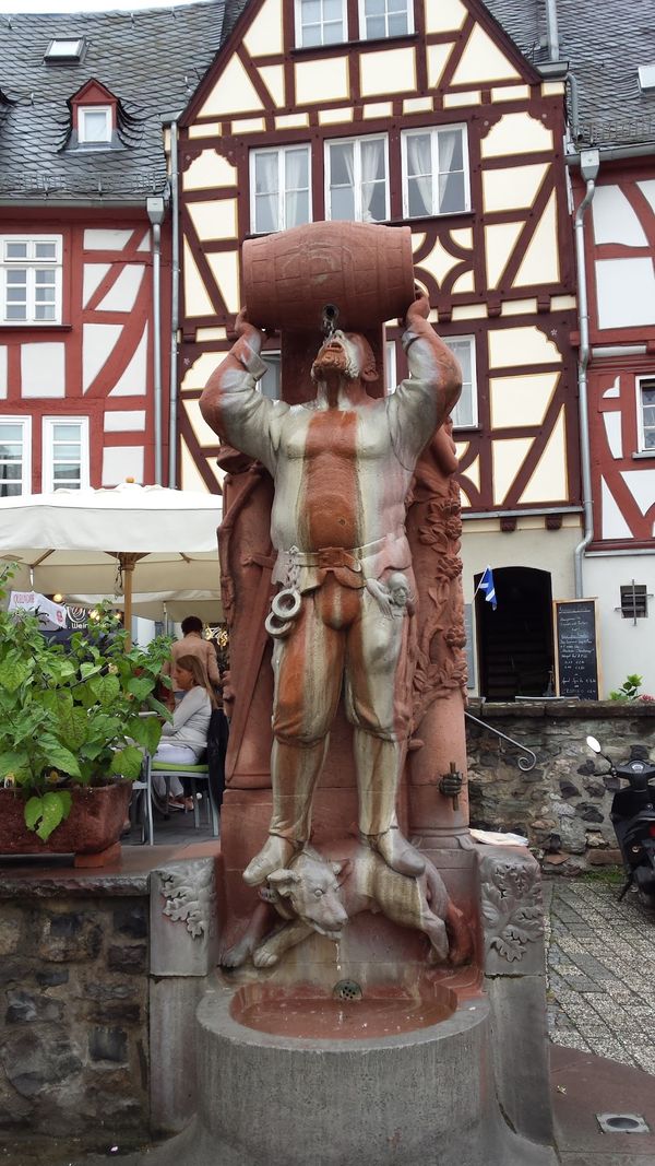 Erlebe das lokale Flair am Ritter Hattstein-Brunnen