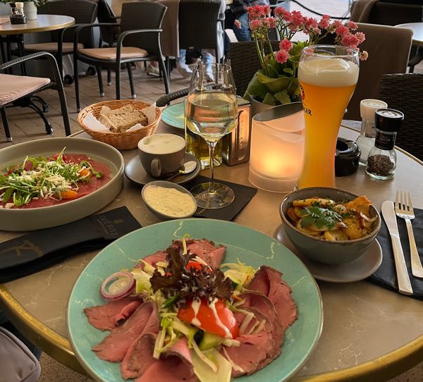 Genieße Kaffee und Kuchen am Timmendorfer Platz