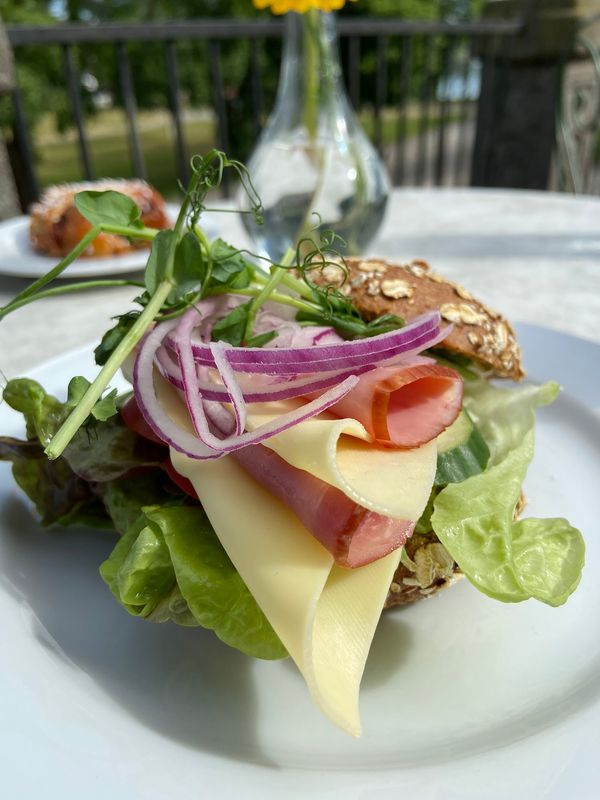 Malerische Kaffeepause im Grünen