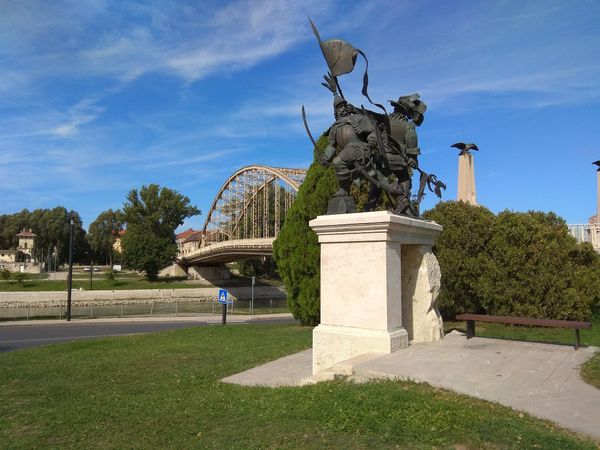 Genieße den Panoramablick von der Kossuth Brücke