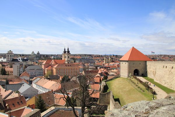 Morgenmagie über historischen Mauern