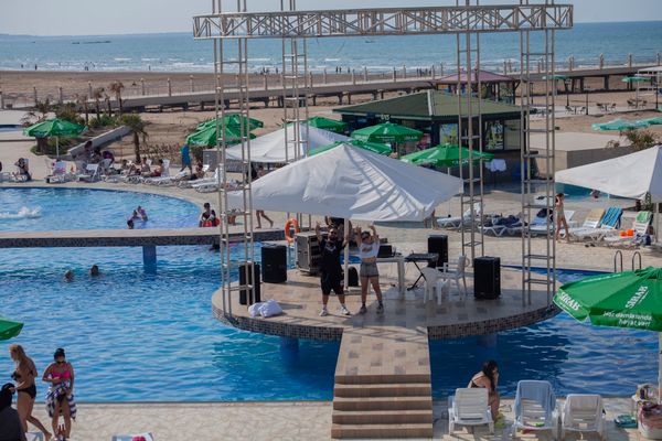 Goldener Sandstrand trifft kristallklares Wasser