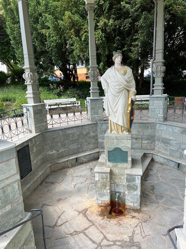 Bewundere die Sodenia-Statue im Pavillon