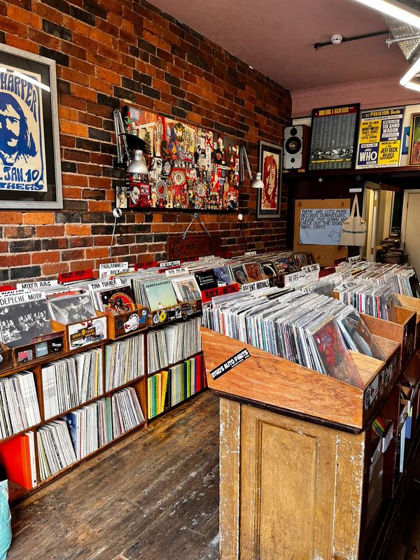 Stöbere durch alte Schallplatten