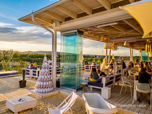 Ein paar Drinks am Sandstrand vom Himmelblau Beach Club genießen