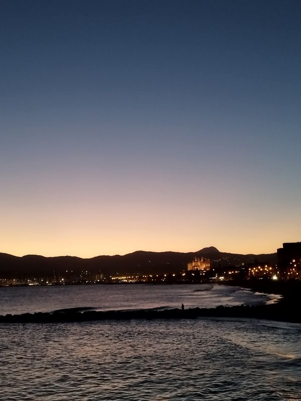 Sonnenuntergang am beliebten Stadtstrand