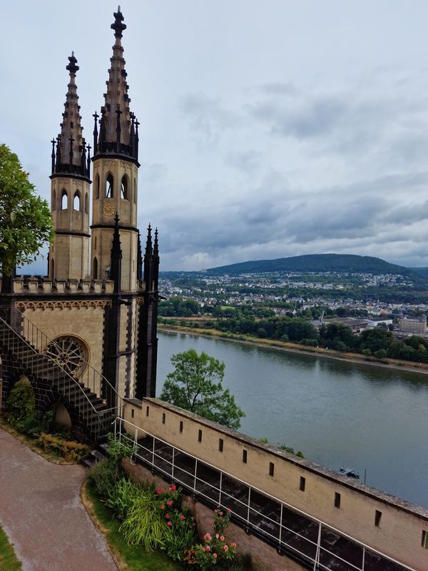 Märchenhaftes Schloss mit Rheinpanorama