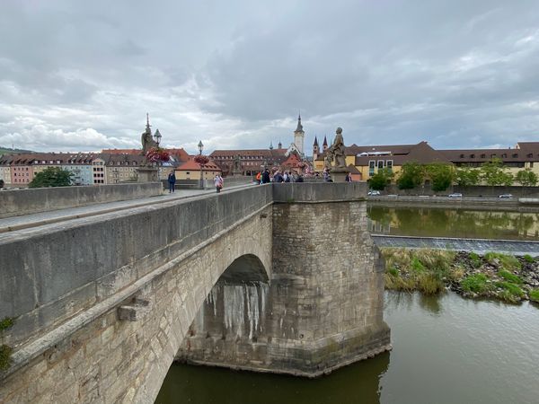 Mit Wein den Blick genießen: Alte Mainbrücke