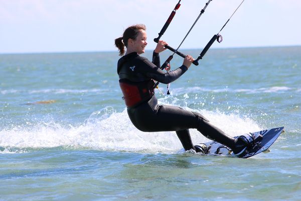 Action und Spaß beim Kitesurfen