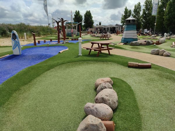 Spaß beim Adventure Golf