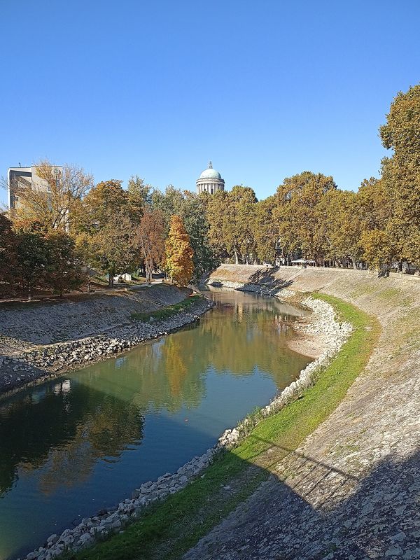 Romantischer Spaziergang am Wasser