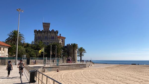 Sonnenuntergang und Sandburgen am Strand von Estoril