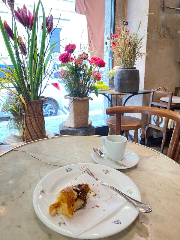 Café im Blumenmeer