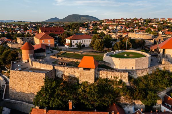 Morgenmagie über historischen Mauern