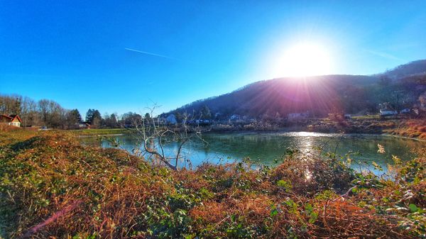 Sonnige Momente am idyllischen Badesee genießen