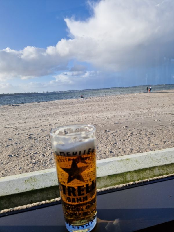 Tapas und Cocktails am Strand