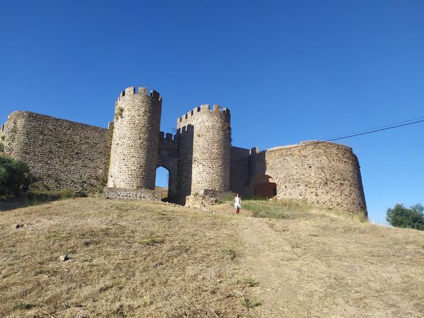 Verträumtes Dorf mit imposanter Burg