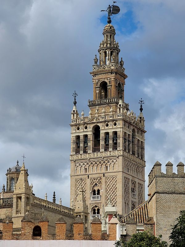 Erlebe die majestätische Höhe von La Giralda