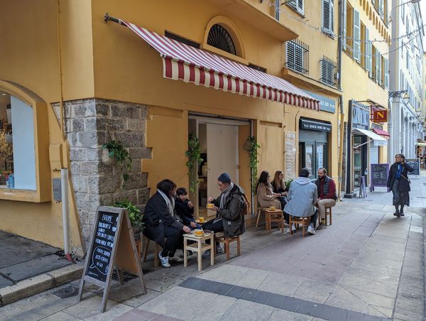 Süßes Kaffeehaus in Alt-Nizza