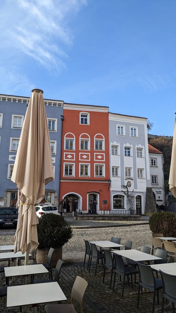 Historisches Flair in einer alten Burgkeller-Bar