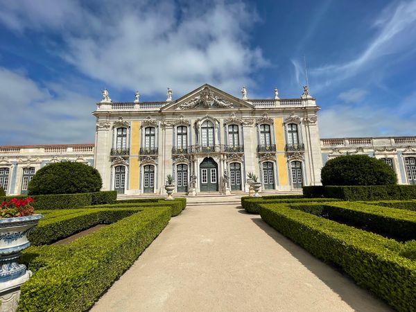 Rokoko-Schloss mit prächtigen Gärten