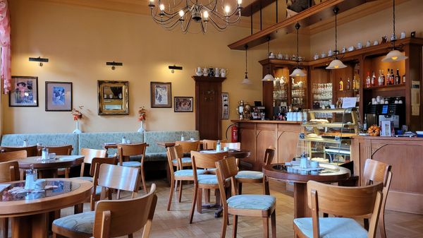 Kaffee und Kuchen mit Blick auf den Markt