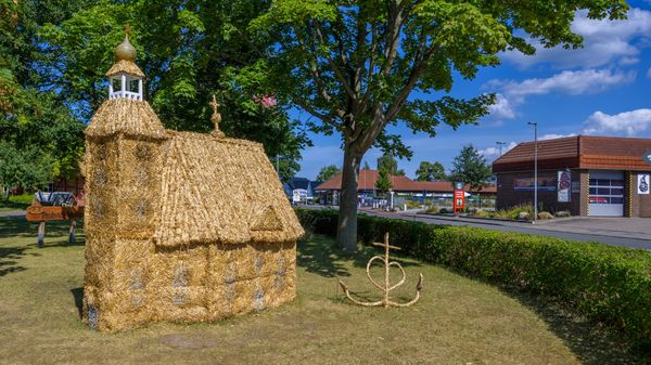 Familienspaß mit Strohfiguren und Kornfeldern
