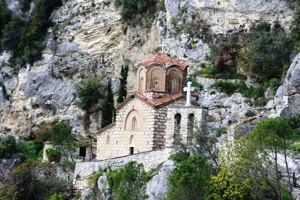 Einzigartige Kirche am Klippenrand