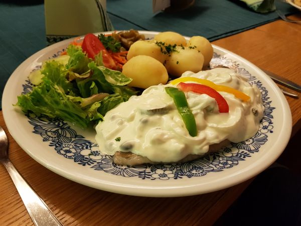 Frische Meeresfrüchte und Fischspezialitäten genießen